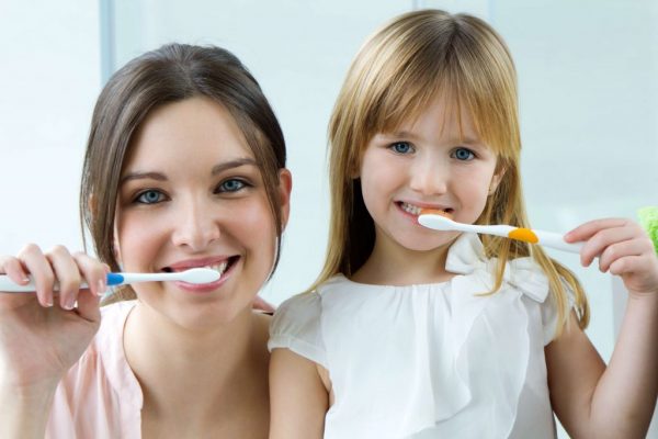 mother-daughter-brushing-teeth-adentaloffice